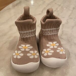 NWOT eashi baby girl slipper shoes size 12-15mo